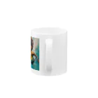 qloの海の世界を楽しむ女性 Mug :handle