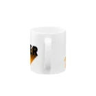 RIRI_designのStand Up Together（スタンド・アップ・トゥゲザー）イエロー オレンジベース Mug :handle