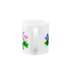 もふもふ達の秘密の花暮らしsuzuri店のお庭でかくれんぼ Mug :handle