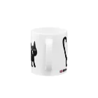 オクマーSUZURIショップのしっぽピーン　三匹の黒猫ちゃん Mug :handle