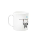 虹ごましょっぷの吊り革につかまるUSHIRO NEKO (うしろねこ) Mug :left side of the handle