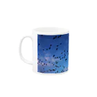 雁花工房（寄付アイテム販売中です）の夜明けの飛び立ち Mug :left side of the handle