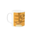 もふもふ堂のお魚加えたキュートなトラネコにゃグカップ Mug :left side of the handle