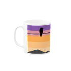 骨犬工房の夕焼けにカラス Mug :left side of the handle