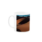 そろ日和別館（世界の風景グッズ）の夕暮れのナミブ砂漠（そろ日和ロゴ入り） マグカップの取っ手の左面