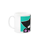 Kuloの下睫毛のねこがじっとどこかみてるカップ Mug :left side of the handle