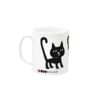 オクマーSUZURIショップのしっぽピーン　三匹の黒猫ちゃん Mug :left side of the handle