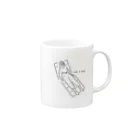 サッカーの気分のくつろぐ眼鏡の女 Mug :right side of the handle