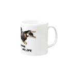 DARU SHOPの犬が居なければ生きていけない Mug :right side of the handle