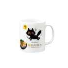 MirofuruDesignのラーメンが大好きな黒猫がラーメンを見つけて驚いている マグカップの取っ手の右面