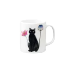 幸運のしっぽの黒猫と花 Mug :right side of the handle