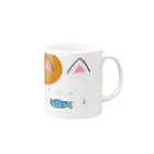 もふもふ堂のお魚くわえたキュートなブチ猫のにゃグカップ Mug :right side of the handle