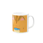 もふもふ堂のお魚加えたキュートなトラネコにゃグカップ Mug :right side of the handle