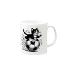 ボールボーイの猫とサッカーボール白黒 Mug :right side of the handle