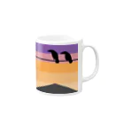 骨犬工房の夕焼けにカラス Mug :right side of the handle