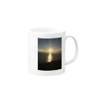 NATSUKO-SHOPのダイヤモンドヘッドで見る夕日 Mug :right side of the handle