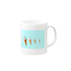 薄力の空で分身しちゃってるソフトクリーム Mug :right side of the handle