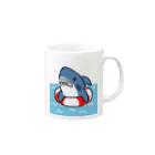 サメ わりとおもいのうきわでうかぶサメ Mug :right side of the handle