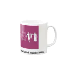 ペアTシャツ屋のシバヤさんの家族の時間(THE FAMILY TIME) ピンク Mug :right side of the handle