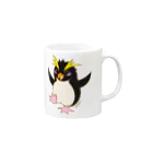 ハク先生《ほのぼの系イラスト描いてます》の青空を夢見るイワトビペンギン Mug :right side of the handle