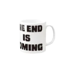 Ridiy creative designのTHE END IS COMING Mug :right side of the handle