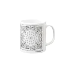 おやまくまオフィシャルWEBSHOP:SUZURI店のおやまくまバンダナ（グレー） Mug :right side of the handle