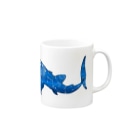 ふとんにおぼれるのジンベエザメ 夏の星座 青 Mug :right side of the handle