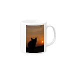 シッポ追いの猫写真店の夕暮れの道 Mug :right side of the handle