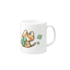 ねこ猫屋さんの茶トラ猫さんとクローバー Mug :right side of the handle