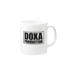 黒木空絵のDOXA PRODUCTION（黒） マグカップの取っ手の右面