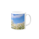 takashikickのカモミールと青空 Mug :right side of the handle