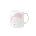 ゆるかわいいデザインのおっきい桃色リボンの女の子。 Mug :right side of the handle