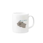 ダイナマイト87ねこ大商会の目薬のフタをくれるウォンバット Mug :right side of the handle