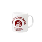 Basketball-boosterの「DON'T LOOK BACK」カレッジロゴ赤系 Mug :right side of the handle