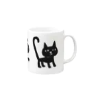 オクマーSUZURIショップのしっぽピーン　三匹の黒猫ちゃん Mug :right side of the handle