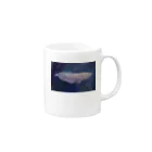 応魚のアルビノシルバーアロワナ（背景つき、青） Mug :right side of the handle