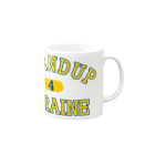 サトオのstandup4ukraine黄色カレッジロゴ風 Mug :right side of the handle