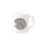 たんしお雑貨店の丸い ねこ Mug :right side of the handle