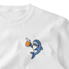 サメ わりとおもいのビールジョッキを掲げるサメ ワンポイントTシャツ