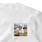 シュシュの部屋の野原を走るトイプードル （犬、わんちゃん） ワンポイントTシャツ