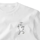 にこねこ【保護猫の保育園】のぶら下がりシロ猫　ワンポイントTシャツ One Point T-Shirt