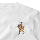 にこねこ【保護猫の保育園】のぶら下がりサビ猫　ワンポイントTシャツ ワンポイントTシャツ