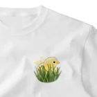 ゆるい生き物イラストグッズの草に隠れるひよこ ワンポイントTシャツ