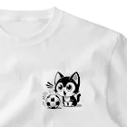 ボールボーイのサッカーボールに驚いてる猫 One Point T-Shirt