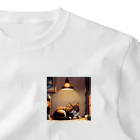 HIROKITI_HAPPYのライトに照らされた猫 One Point T-Shirt