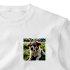 kokin0の草むらで斜めを見つめる犬 dog looking for the anywhere ワンポイントTシャツ