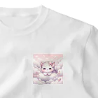 Snow-peaceの「雲の中のふわふわ子猫」 ワンポイントTシャツ