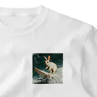 AQUAMETAVERSEのサーフィンをするウサギ ワンポイントTシャツ