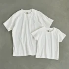 MolKaronのMolKaron7　ロゴと風船 Organic Cotton T-Shirt is only available in natural colors and in kids sizes up to XXL