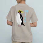 LalaHangeulの風に吹かれるイワトビペンギンさん(文字ありバージョン) バックプリント オーガニックコットンTシャツ